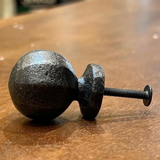 klasicky cierny kovoliazkovy uchyt kuchynsky nabytok gombik mediteransky antik rucne kovoliazkovy rustikalny vintage uchytka.jpg